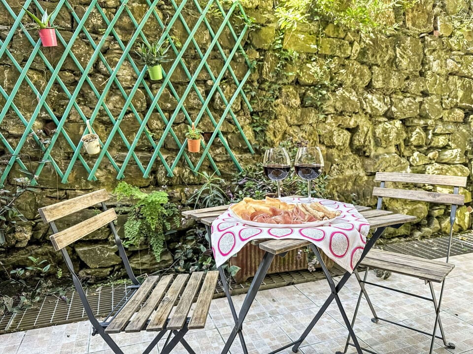 Shrub, Residential Area, Urban Design, Garden, Apartment, Hedge, Groundcover, Hacienda, Balcony, Estate