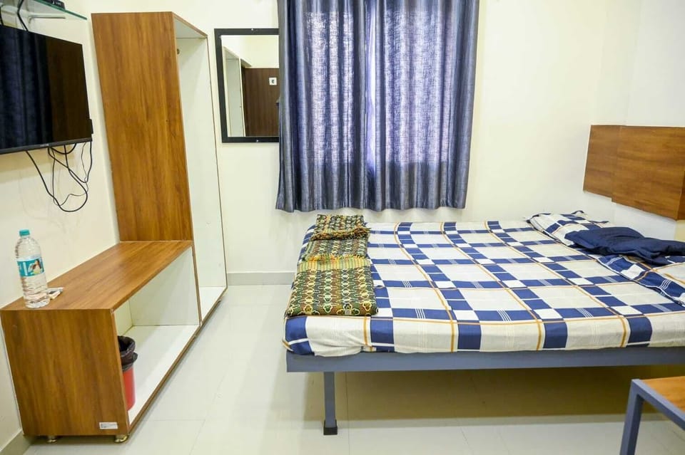 Family Room | Individually furnished, bed sheets