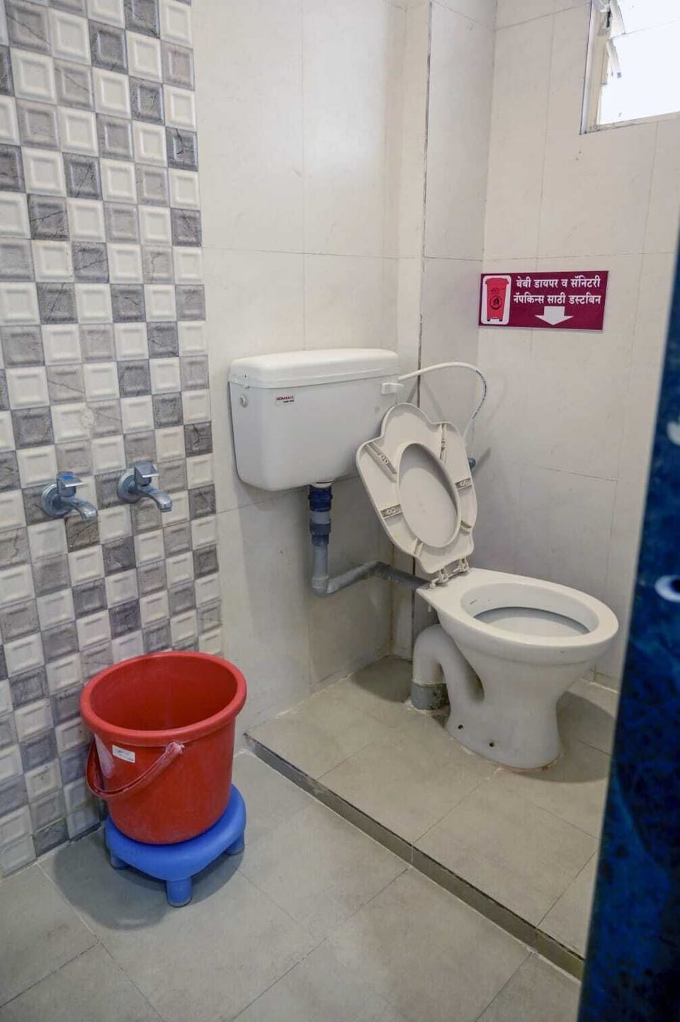 Shower, towels, soap, shampoo