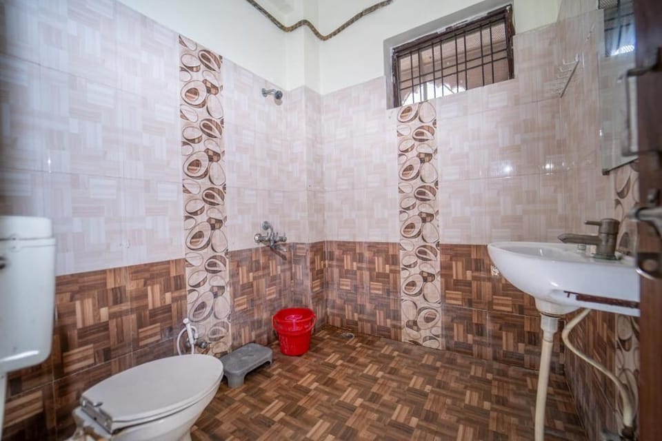 Deluxe Double Room | Bathroom | Shower, free toiletries, towels, soap