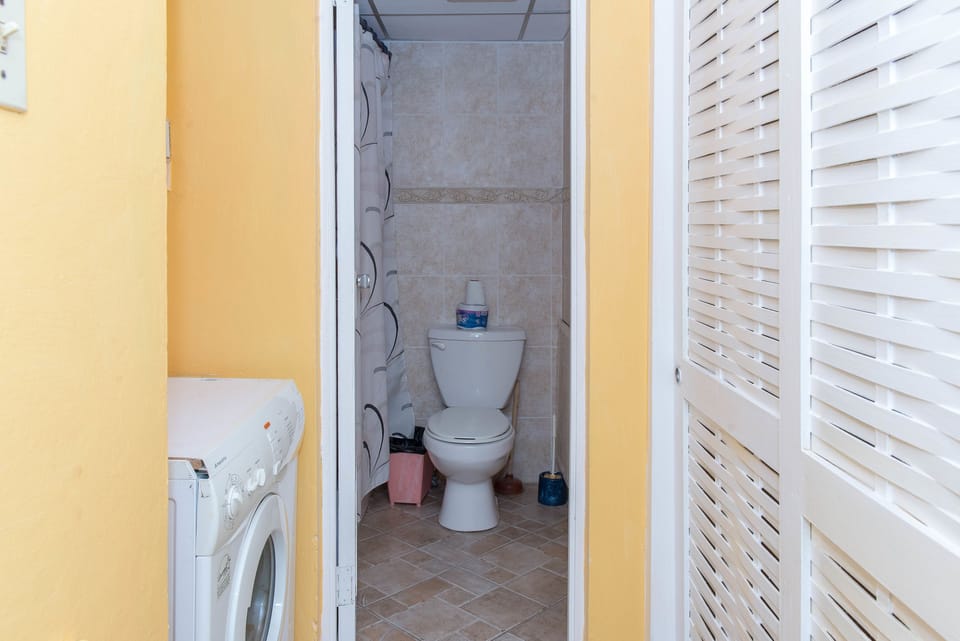 Basic Double Room, Multiple Beds | Bathroom | Combined shower/tub, free toiletries