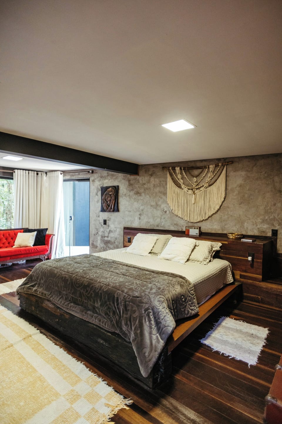 In-room safe, blackout drapes, soundproofing