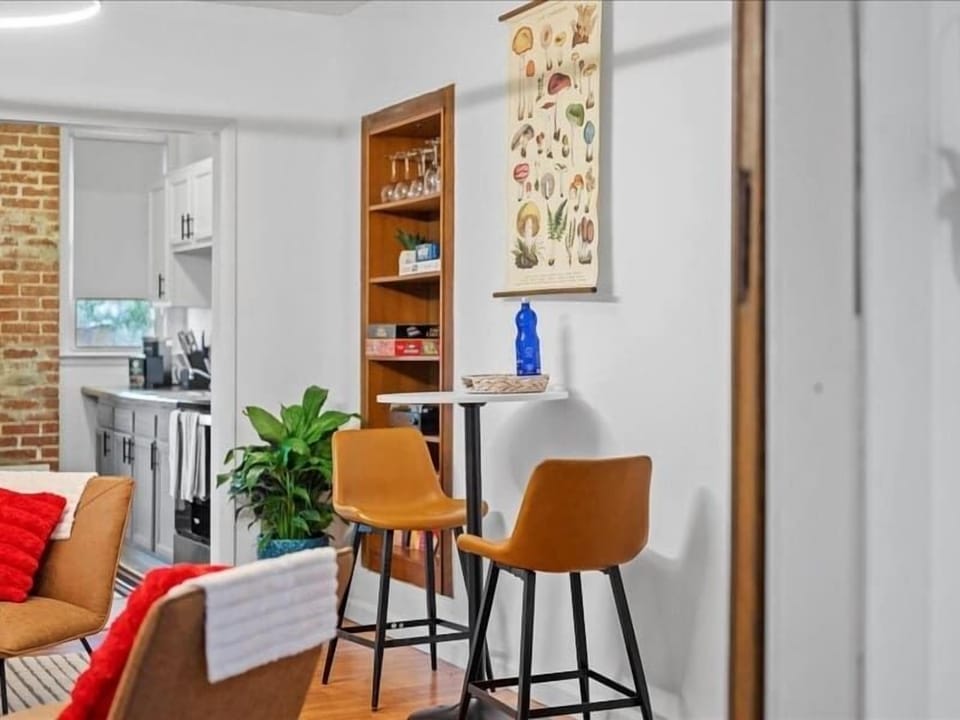 Enjoy drinks and easy conversations in a cozy, stylish seating area designed for connection. Whether you’re starting your evening or winding down, it’s the perfect spot to relax and chat.