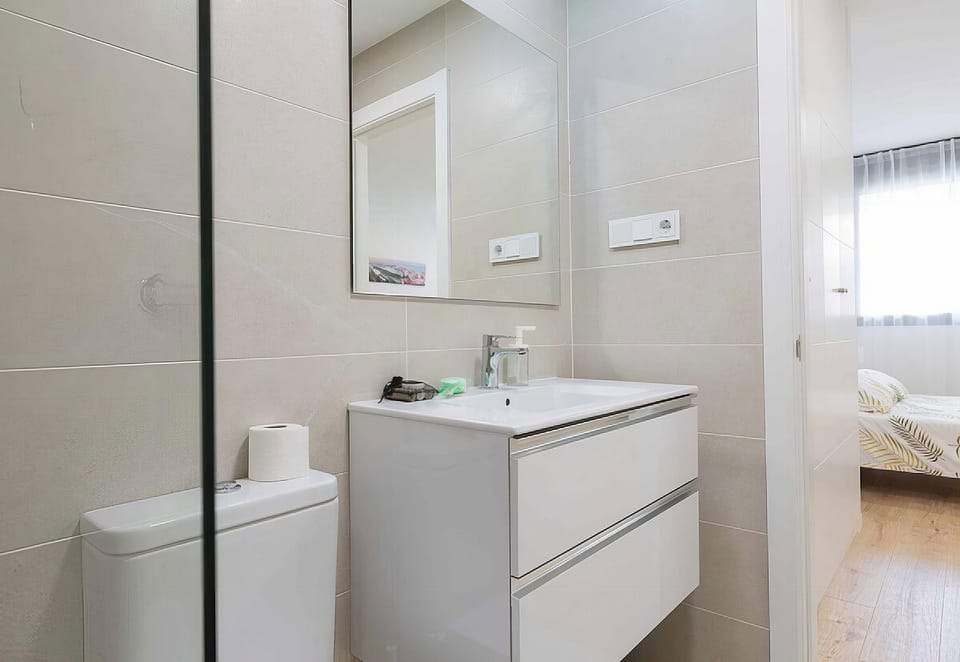Cuarto de baño, lavabo y espejo