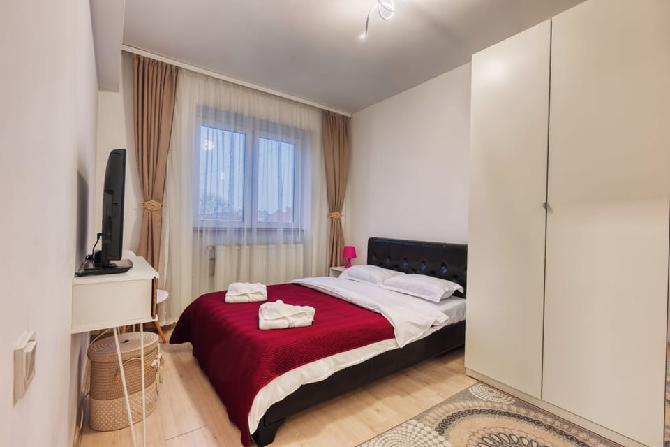 Family Apartment, 2 Bedrooms, Kitchen | Desk, laptop workspace, blackout drapes, soundproofing