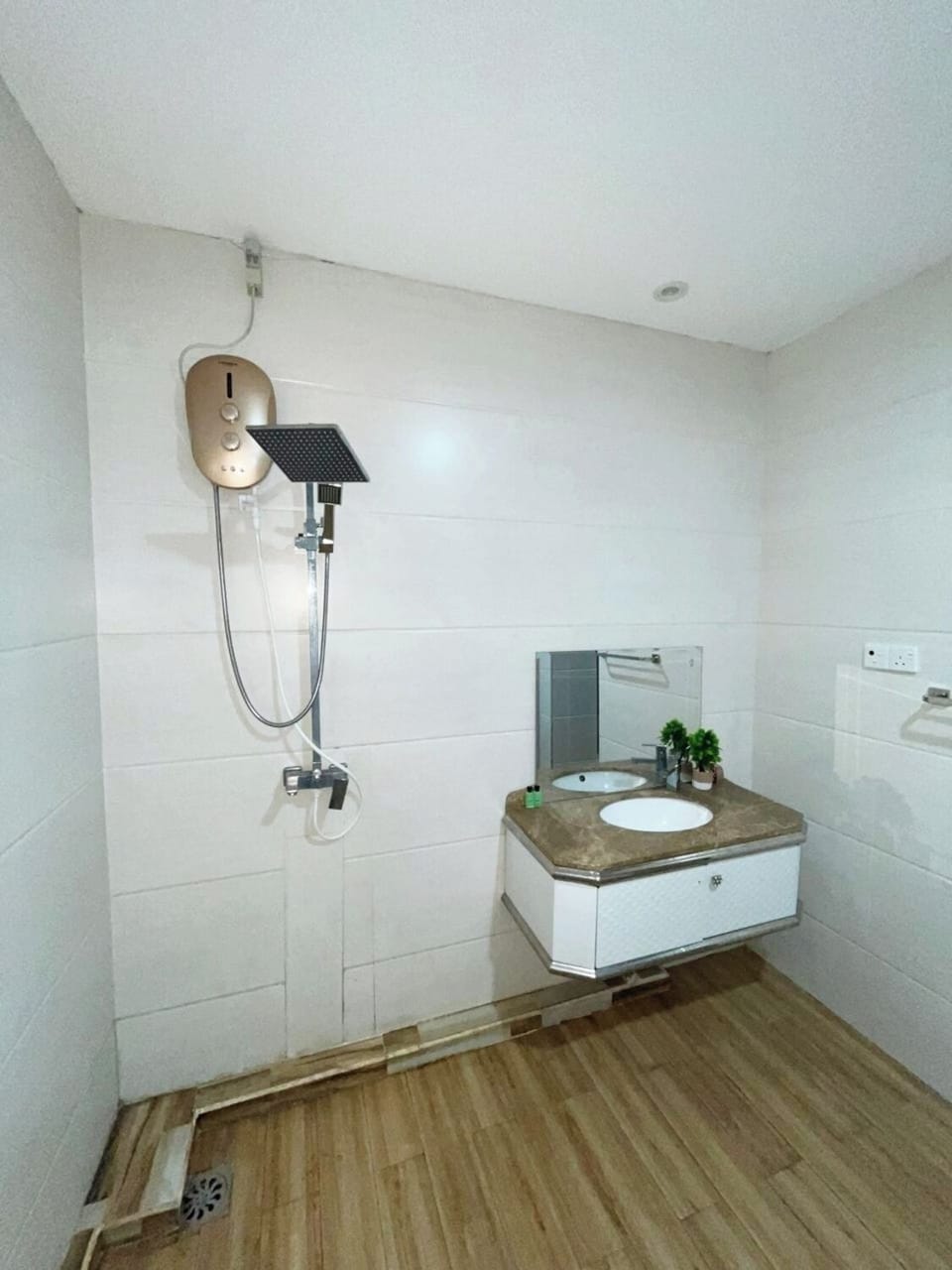 Deluxe Quadruple Room, City View | Bathroom | Shower, free toiletries, hair dryer, towels