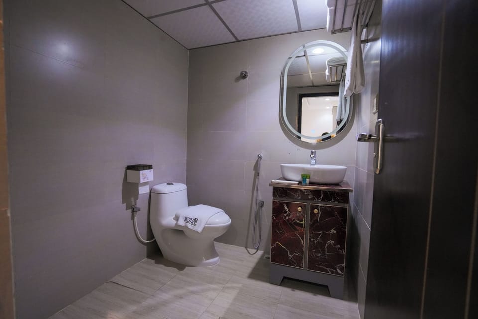 Deluxe Double Room | Bathroom | Free toiletries, towels, soap, shampoo