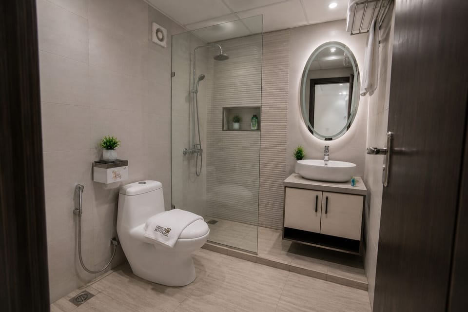 Deluxe Double Room | Bathroom | Free toiletries, towels, soap, shampoo
