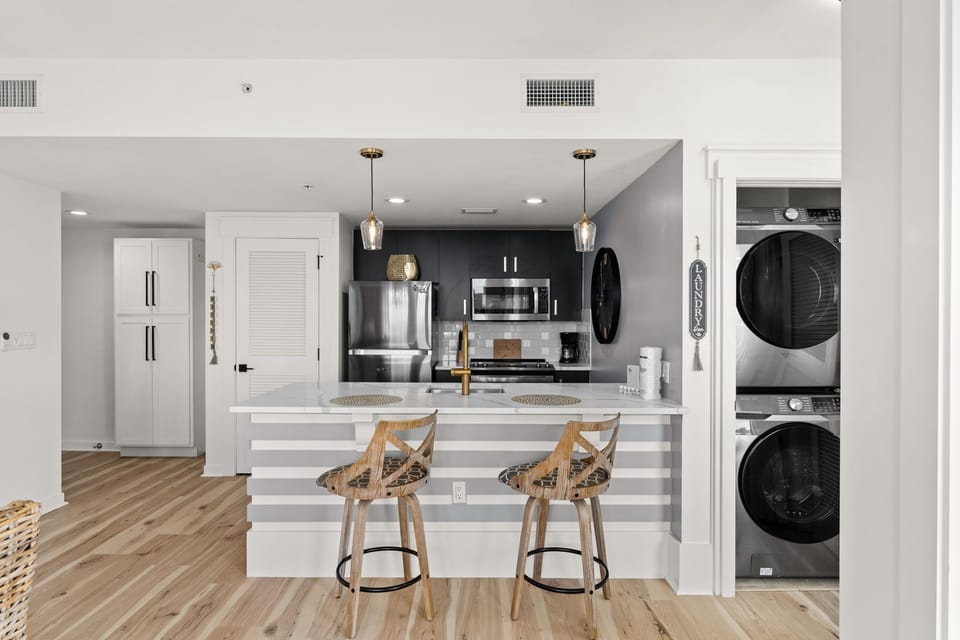 Kitchen with Breakfast Bar and Full Size Washer/Dryer