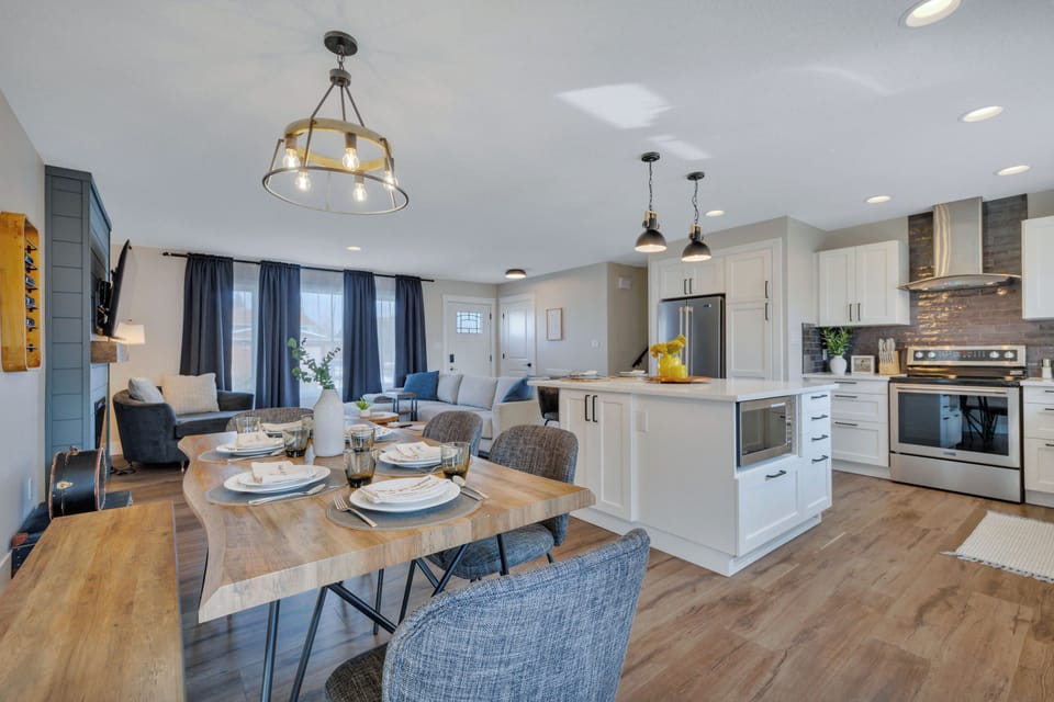 Spacious dining room seats 7–8 comfortably, plus 2 stools at the island.