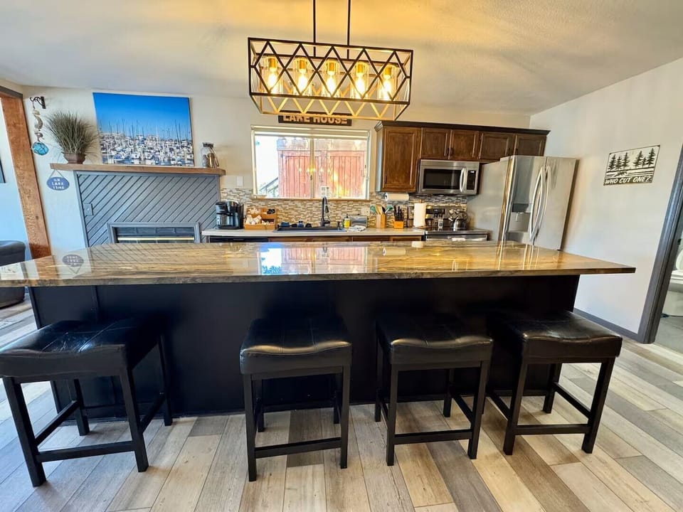Spacious island for dining