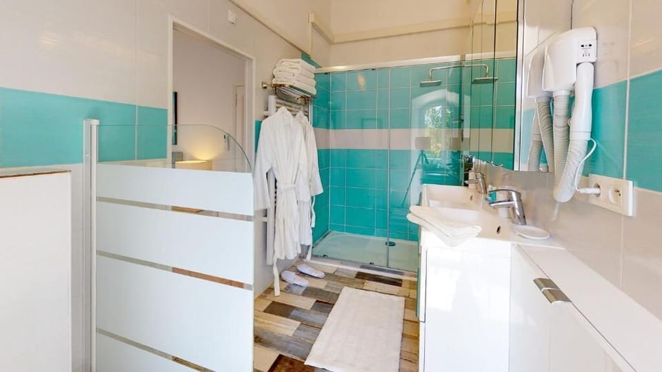 Superior Double Room, Garden View (La Sainte-Maxime) | Bathroom | Shower, hair dryer, bathrobes, slippers