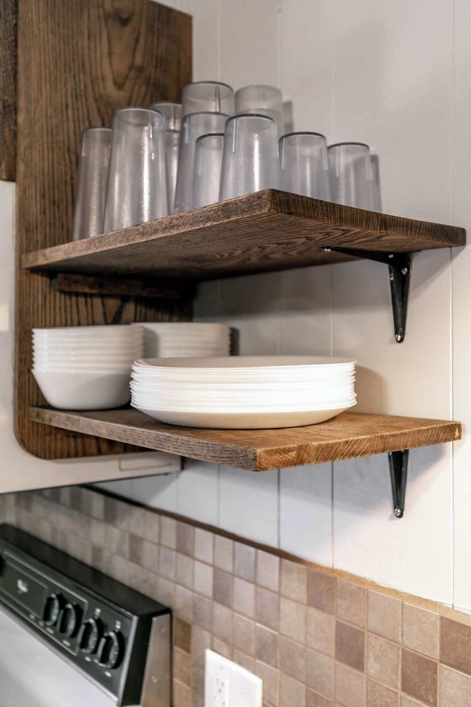 Creating a cozy kitchen vibe with these open shelves!
