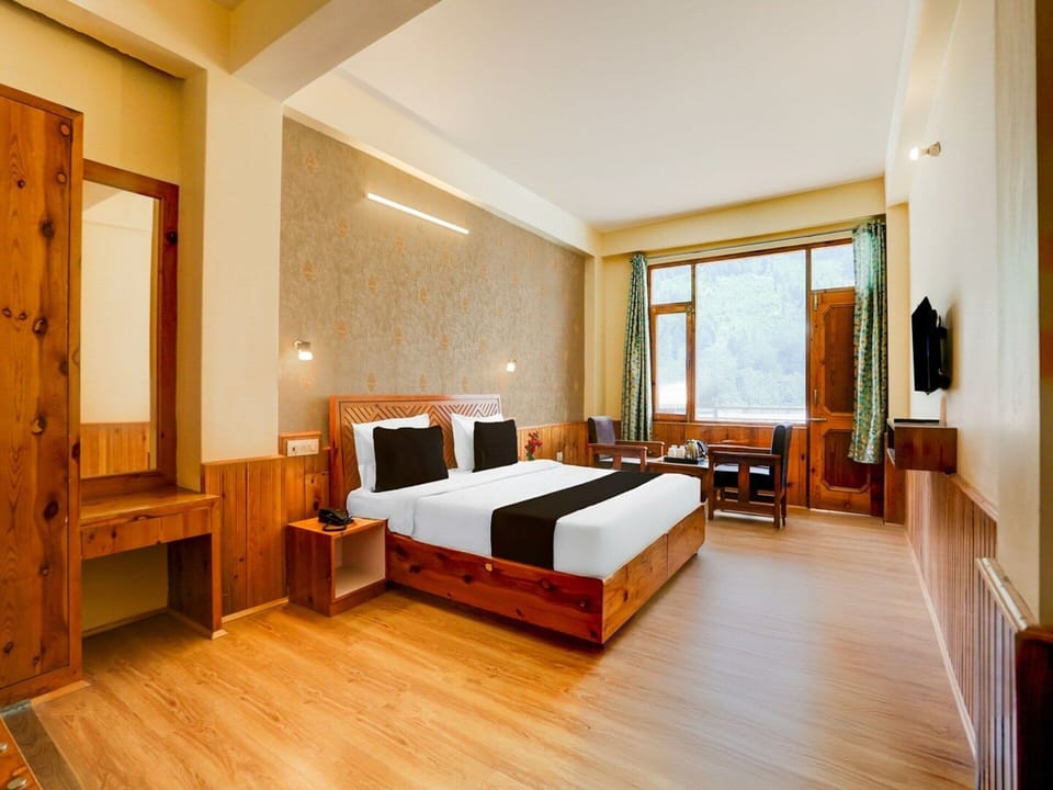 Deluxe Hotel Mall Road House in Manali