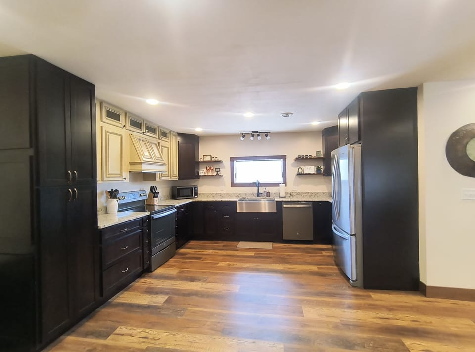 Beautifully finished, fully stocked kitchen.