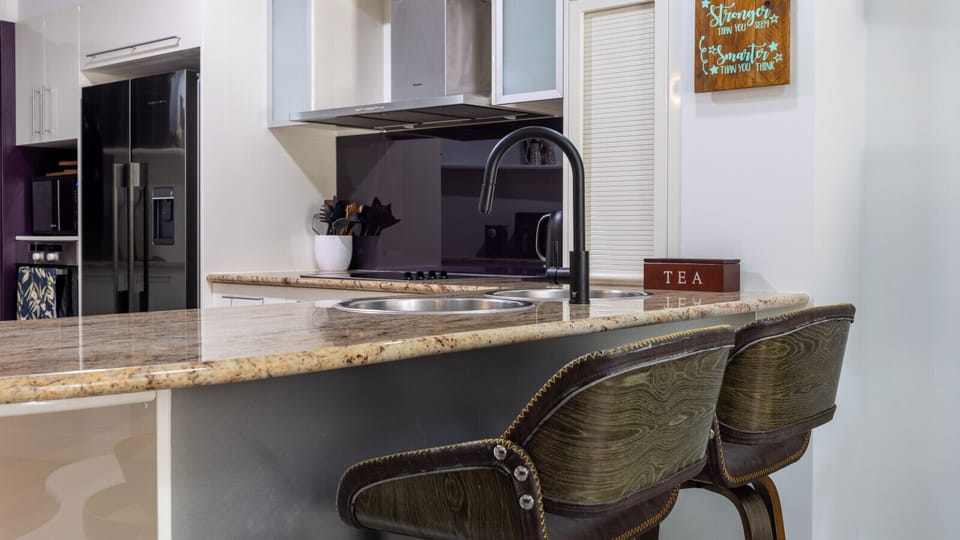 Easy-to-use layout with ample counter space and a central cook-and-gather setup.