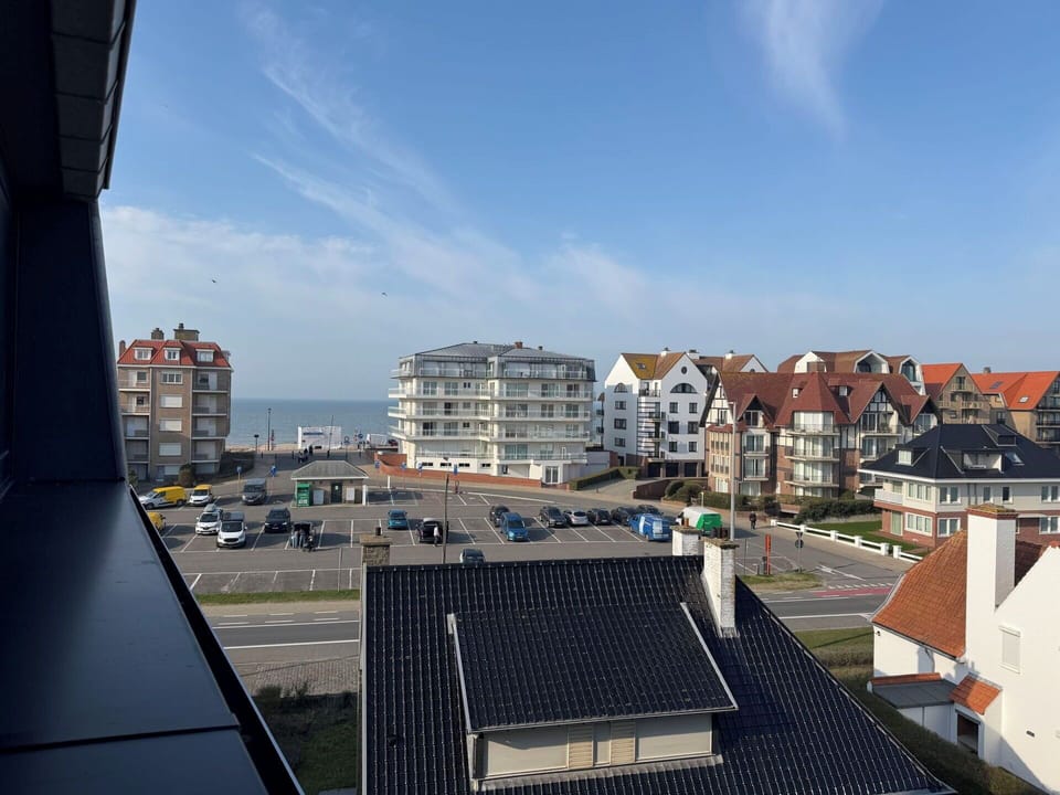 Building, Window, Residential Area, Apartment, City, Urban Area, Neighbourhood, Town, Condominium, Home