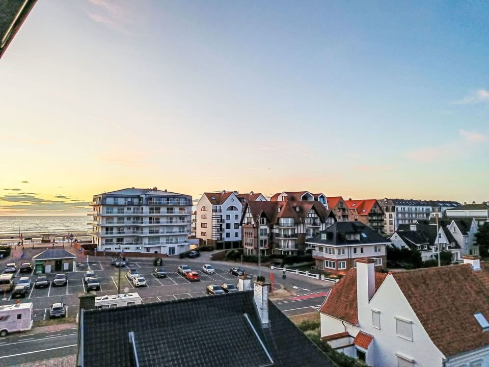 Sky, Daytime, Building, Horizon, Urban Area, Residential Area, City, Apartment, Town, Neighbourhood