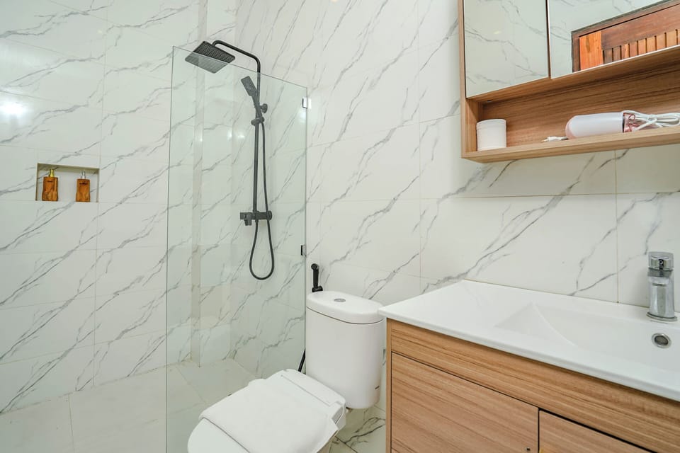 Standard Double Room | Bathroom | Shower, free toiletries, hair dryer, towels