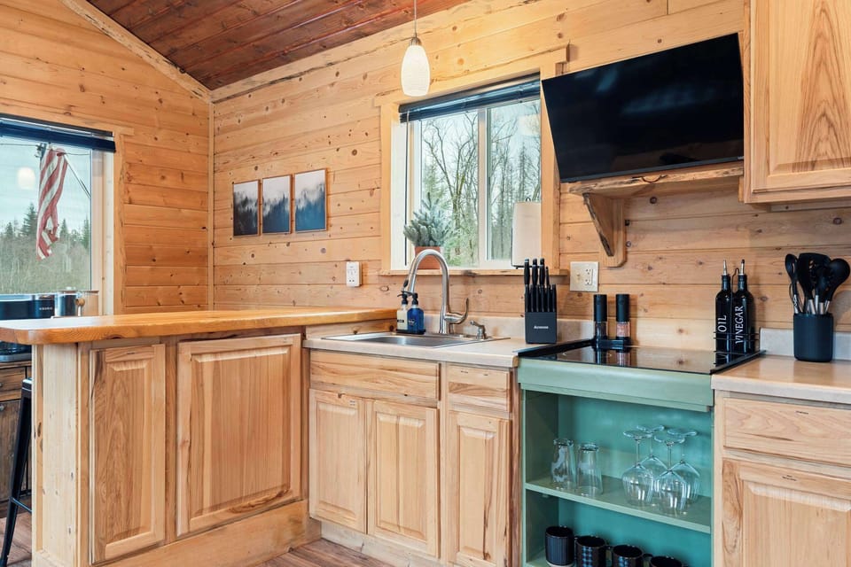Fully equipped kitchen with air fryer and coffee station (no oven).
