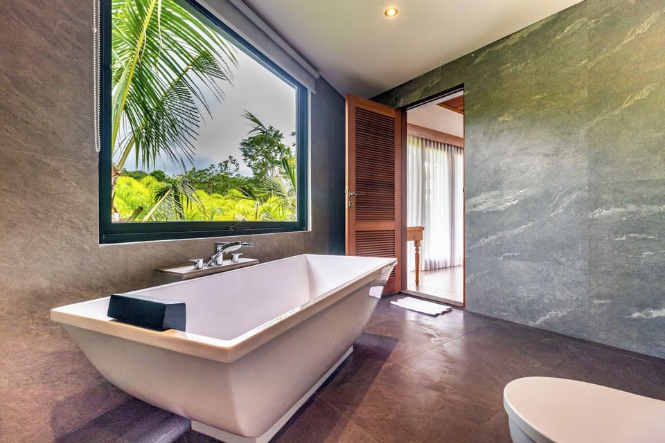 Jungle Suite | Bathroom | Free toiletries, hair dryer, towels, soap