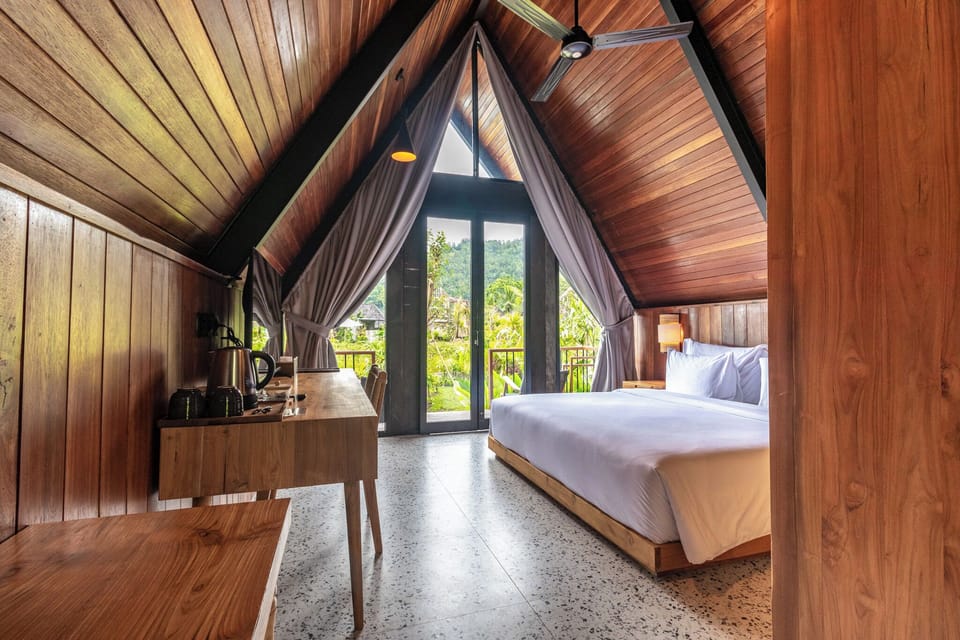 Sunrise Cabin | Desk, soundproofing, free WiFi, bed sheets