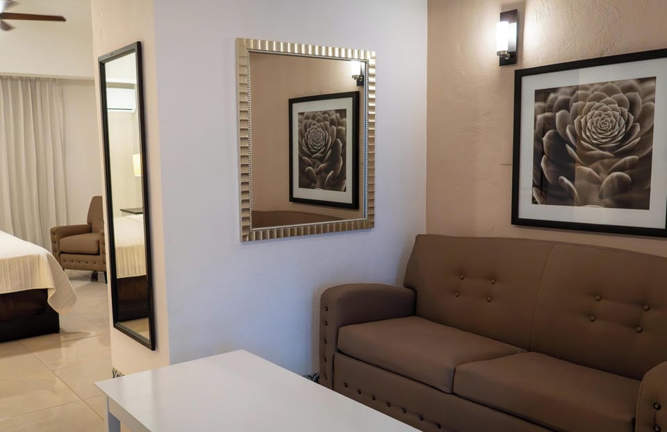 Comfort Room, City View | Living area