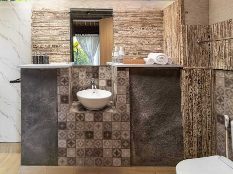 Deluxe Room, Valley View | Bathroom | Shower, hair dryer, towels, soap