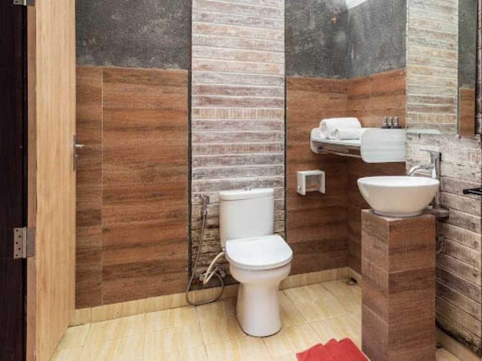 Deluxe Room, Valley View | Bathroom | Shower, hair dryer, towels, soap