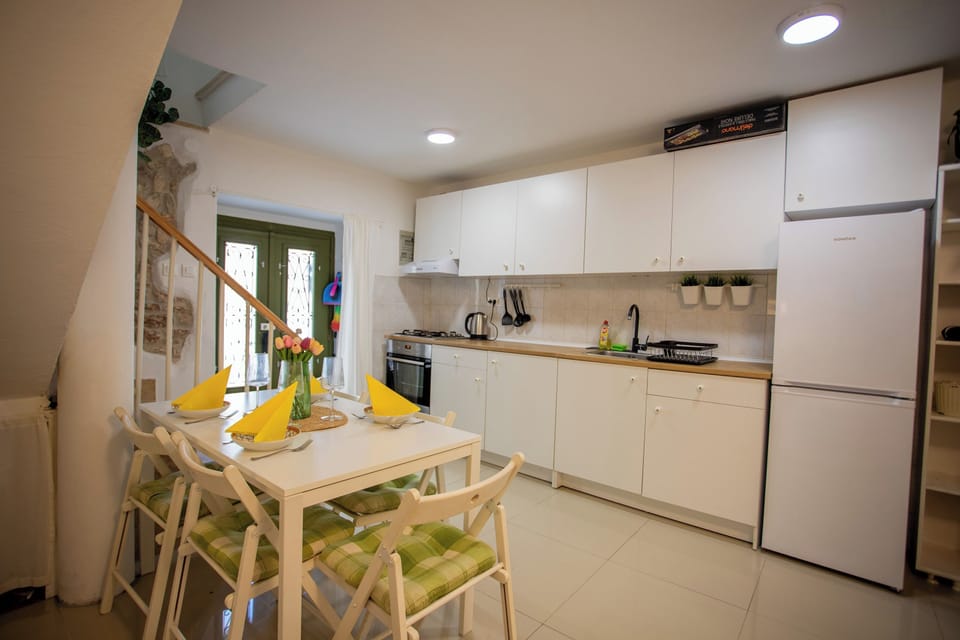 Honeymoon House, 2 Bedrooms, Air conditioning (Casa Nora in centre of Vodnjan) | Private kitchen | Dishwasher