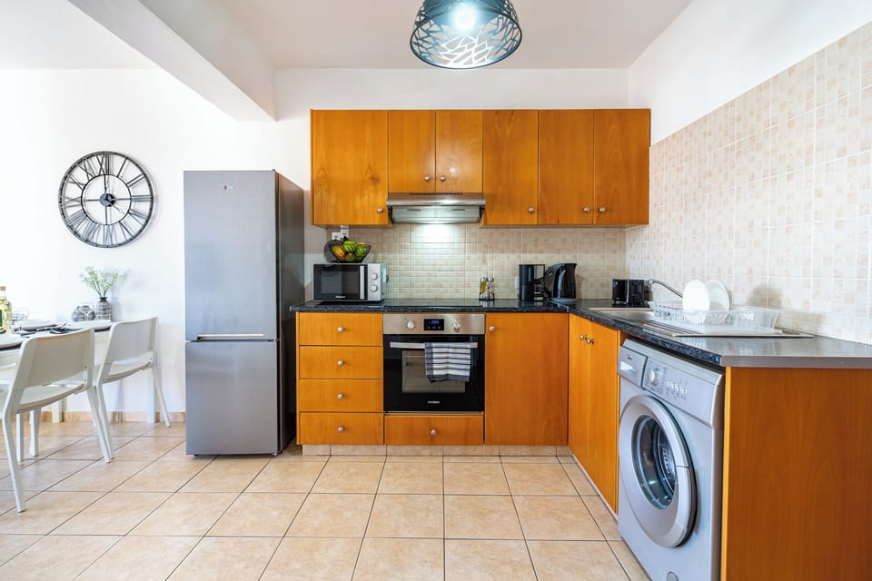 Apartment, 1 Double Bed, Kitchen, City View | Private kitchen | Coffee/tea maker, full-size fridge, microwave, oven
