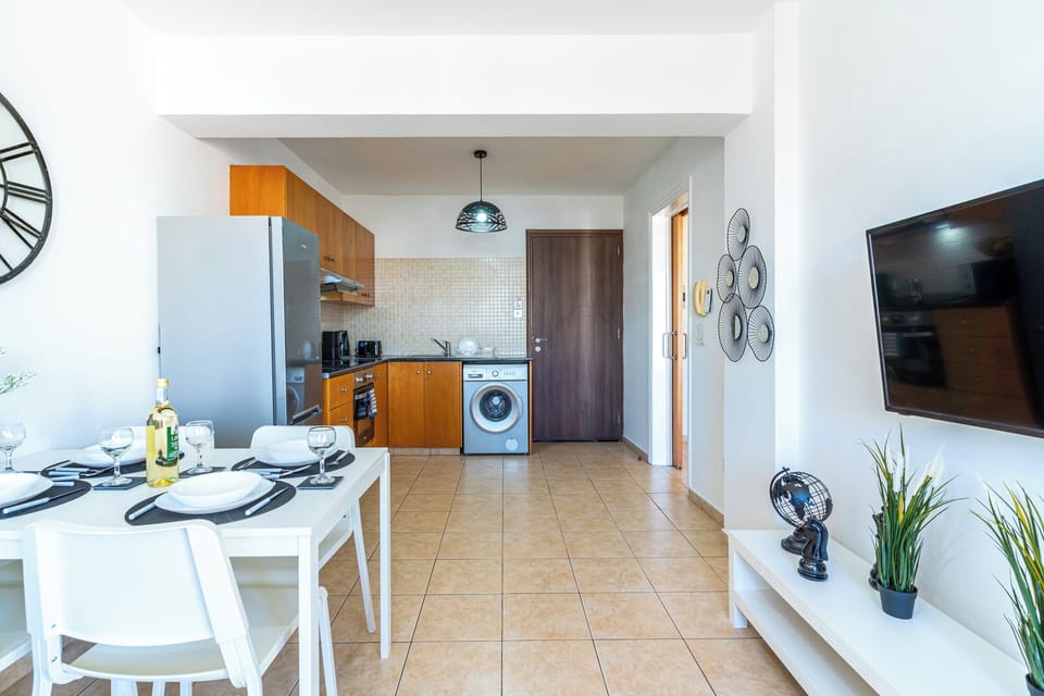 Apartment, 1 Double Bed, Kitchen, City View | Private kitchen | Coffee/tea maker, full-size fridge, microwave, oven