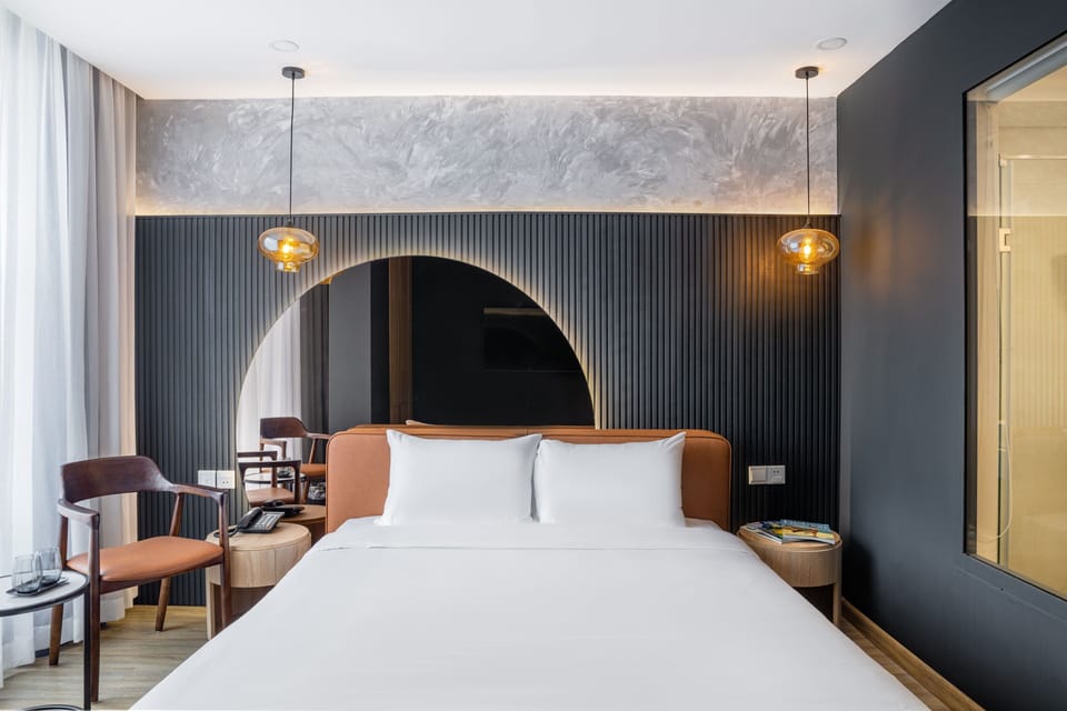Deluxe Room | Minibar, in-room safe, blackout drapes, iron/ironing board