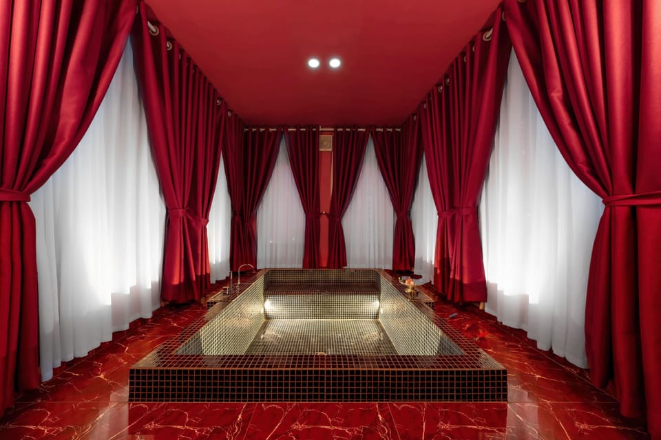Honeymoon Room | Bathroom | Free toiletries, hair dryer, bathrobes, towels