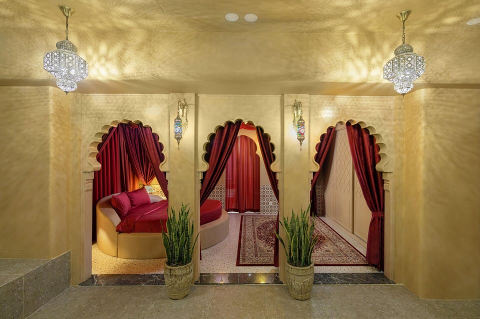 Honeymoon Room | Minibar, in-room safe, blackout drapes, iron/ironing board