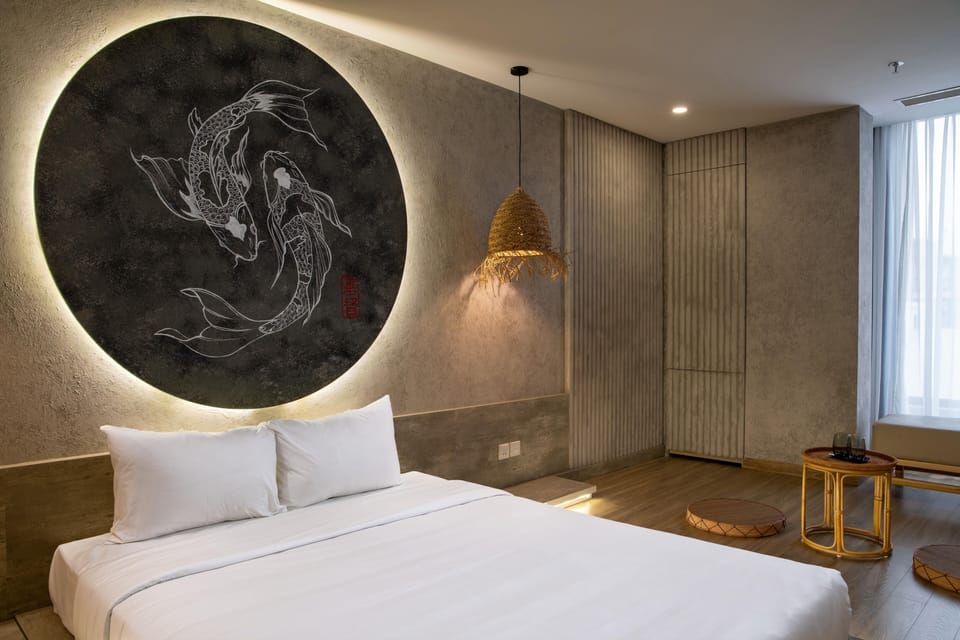 Deluxe Room | Minibar, in-room safe, blackout drapes, iron/ironing board