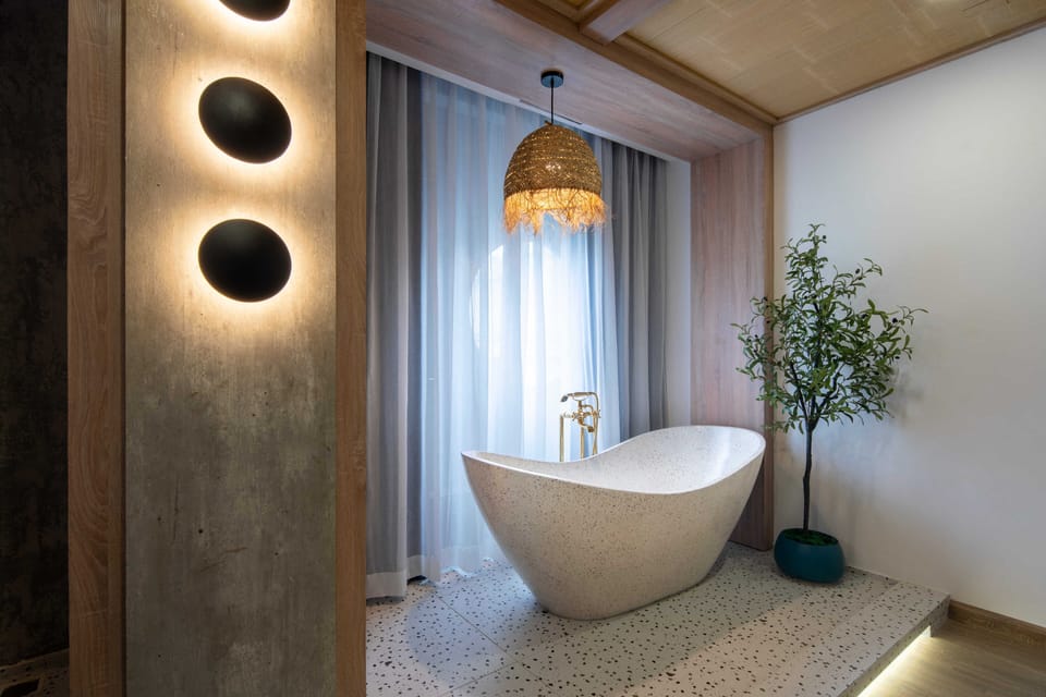 Premium Room | Minibar, in-room safe, blackout drapes, iron/ironing board