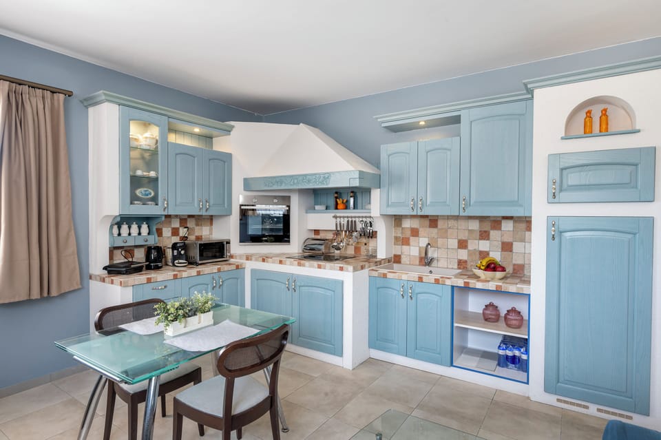 Deluxe Quadruple Room, Balcony, Courtyard View | Private kitchen | Full-size fridge, microwave, oven, stovetop