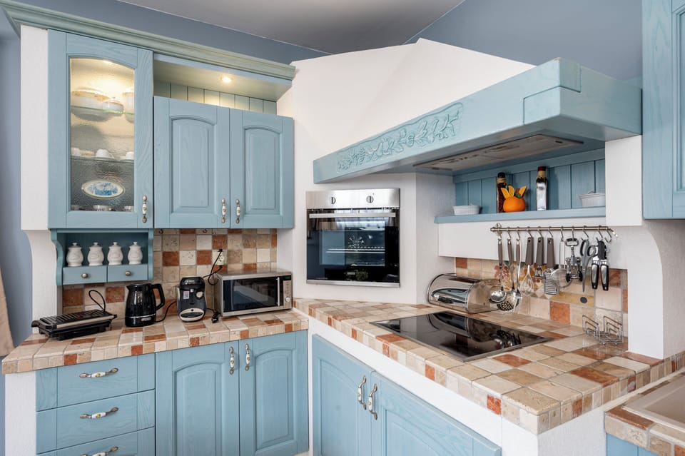 Deluxe Quadruple Room, Balcony, Courtyard View | Private kitchen | Full-size fridge, microwave, oven, stovetop
