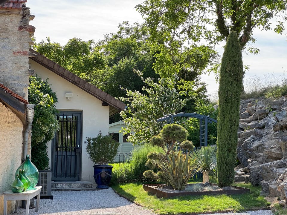 Entrée et parking de la maison 
