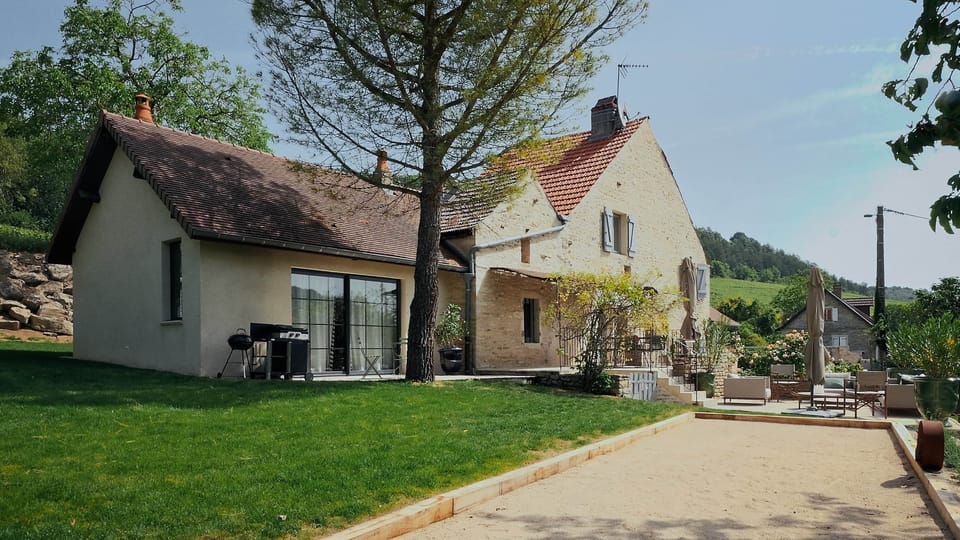 Maison dans son ensemble vue depuis le terrain de pétanque