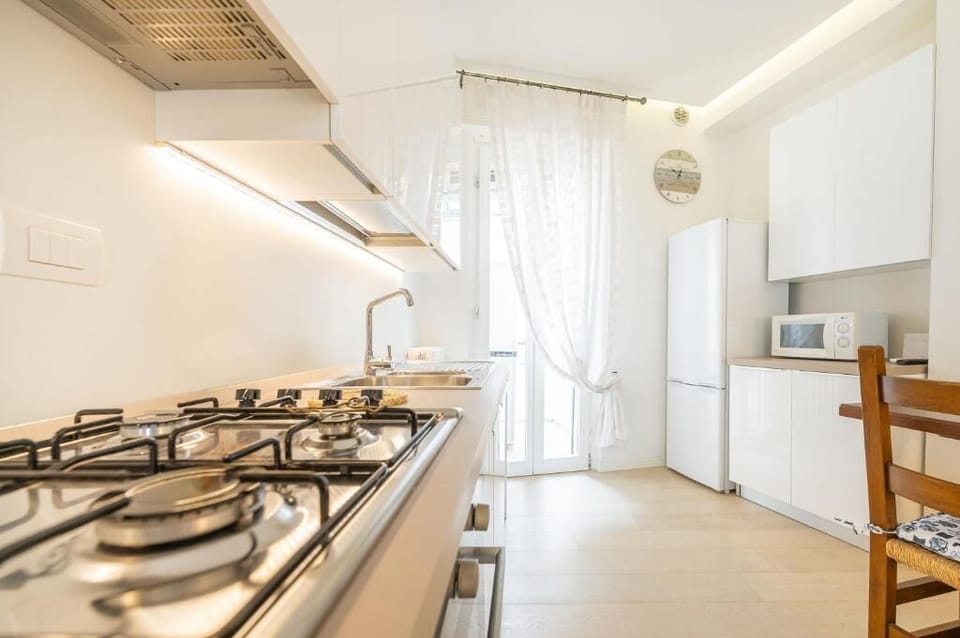 Deluxe Apartment, Courtyard View | Private kitchen