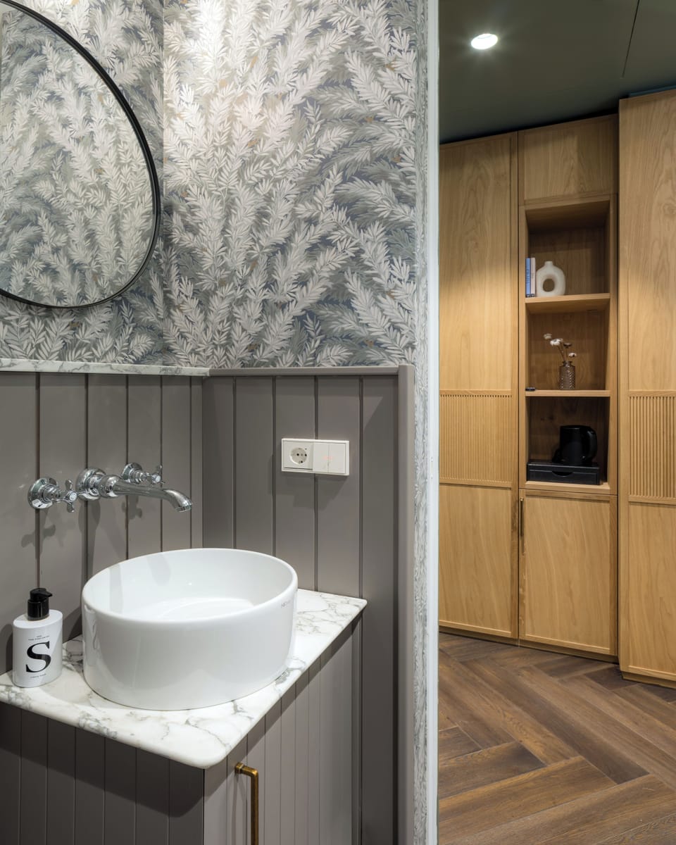 Superior Double Room | Bathroom | Eco-friendly toiletries, bathrobes, slippers, towels