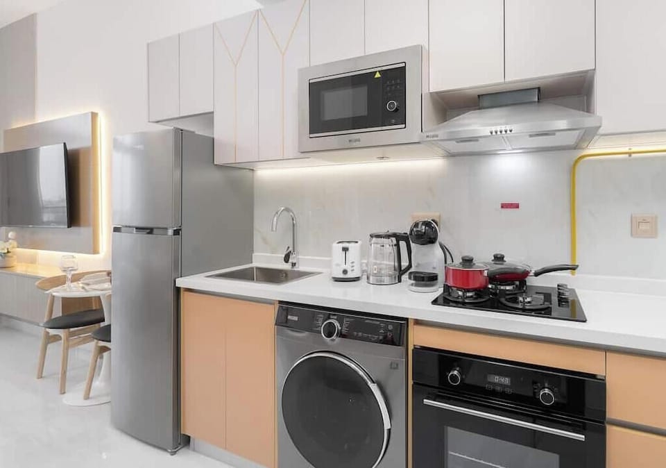 Luxury Apartment, Balcony, City View | Private kitchen | Microwave, oven, stovetop, electric kettle