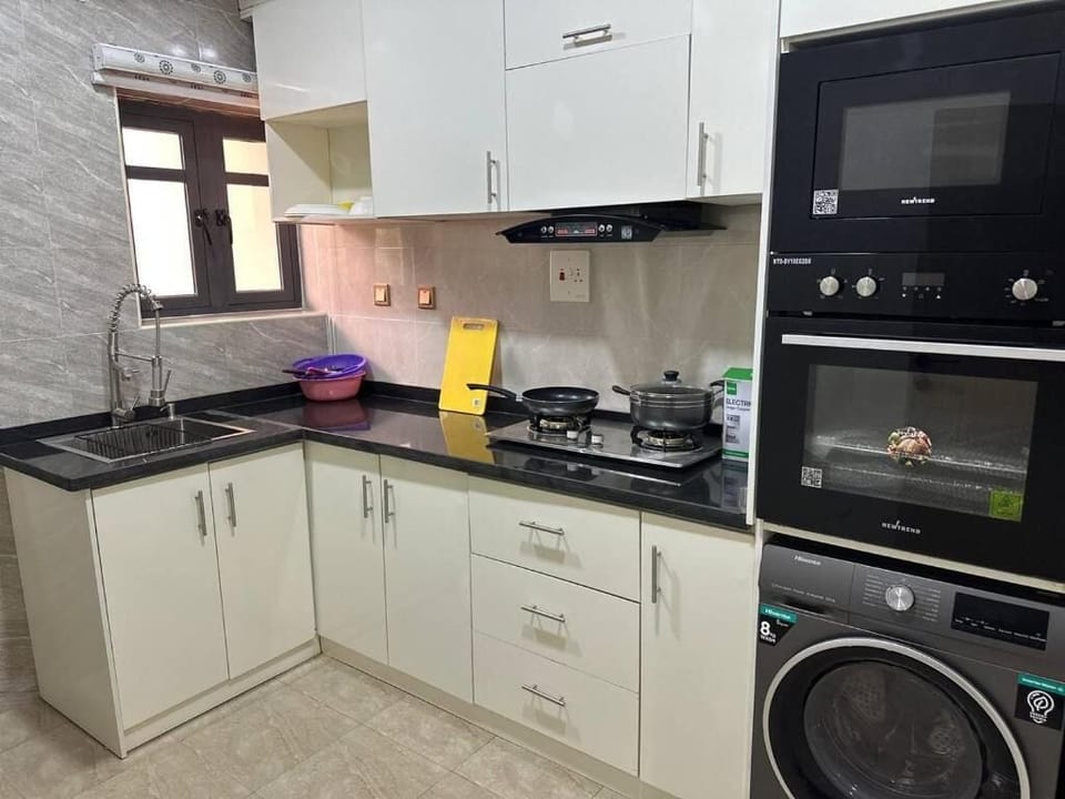 Comfort Apartment, Balcony, City View | Private kitchen | Fridge, microwave, oven, stovetop