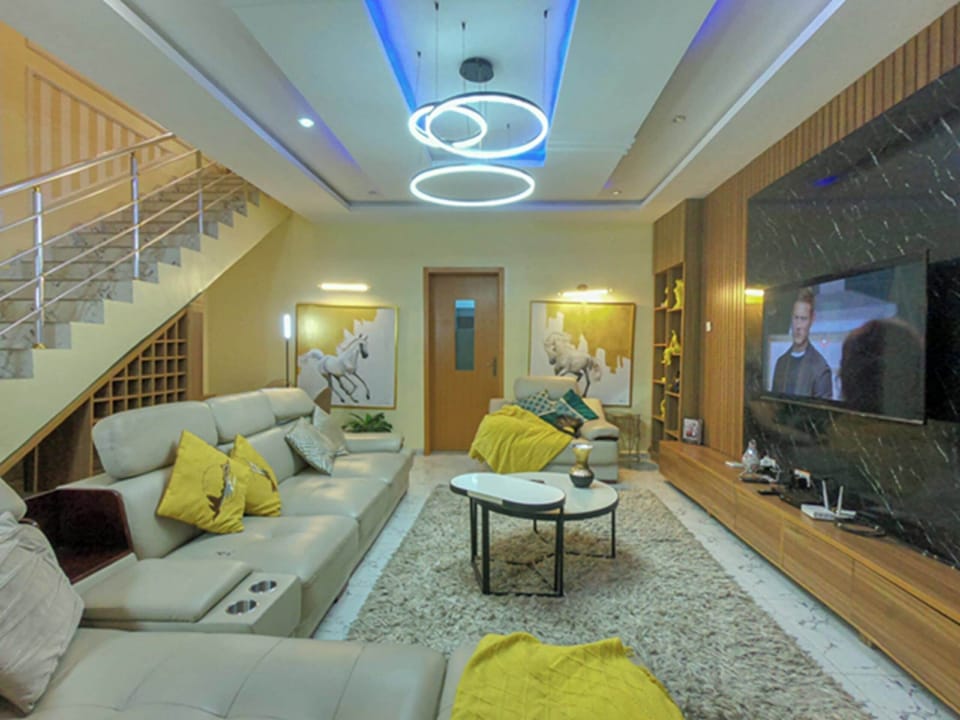 Deluxe Apartment, Balcony, City View | Living area
