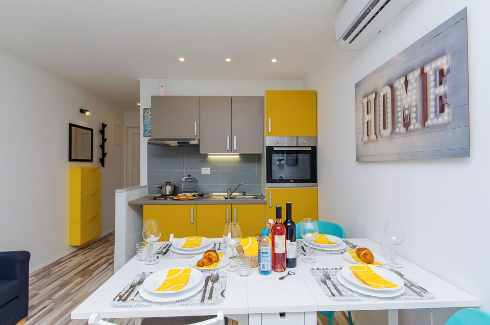 Studio (A1) | Dining