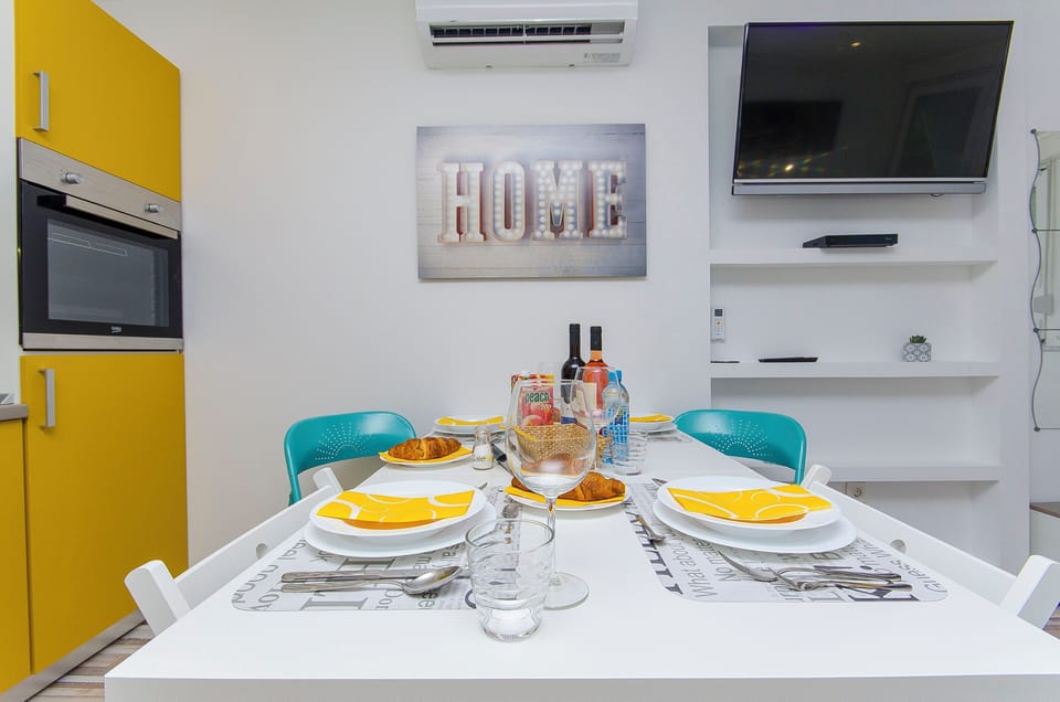 Studio (A1) | Dining