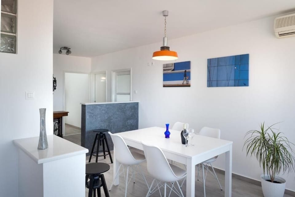 Apartment (A1) | Private kitchen | Fridge, microwave, oven, stovetop