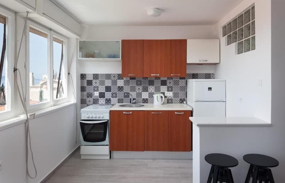 Apartment (A1) | Private kitchen | Fridge, microwave, oven, stovetop